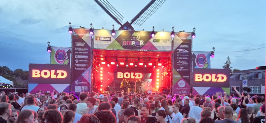 Bold speelt op het hoofdpodium van Pitpop festival, publiek vooraan