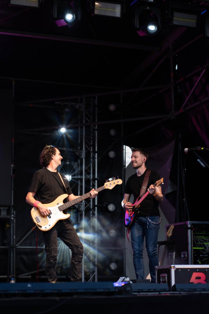 Bassist en gitarist van Bold spelen samen op het podium
